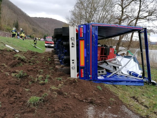 #15/21: LKW abgestürzt